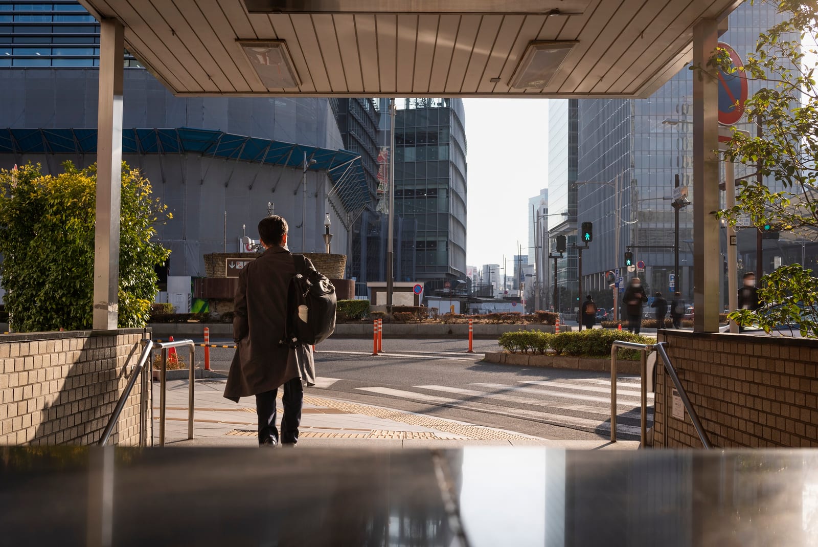 横浜のオフィス街を歩く日本人男性