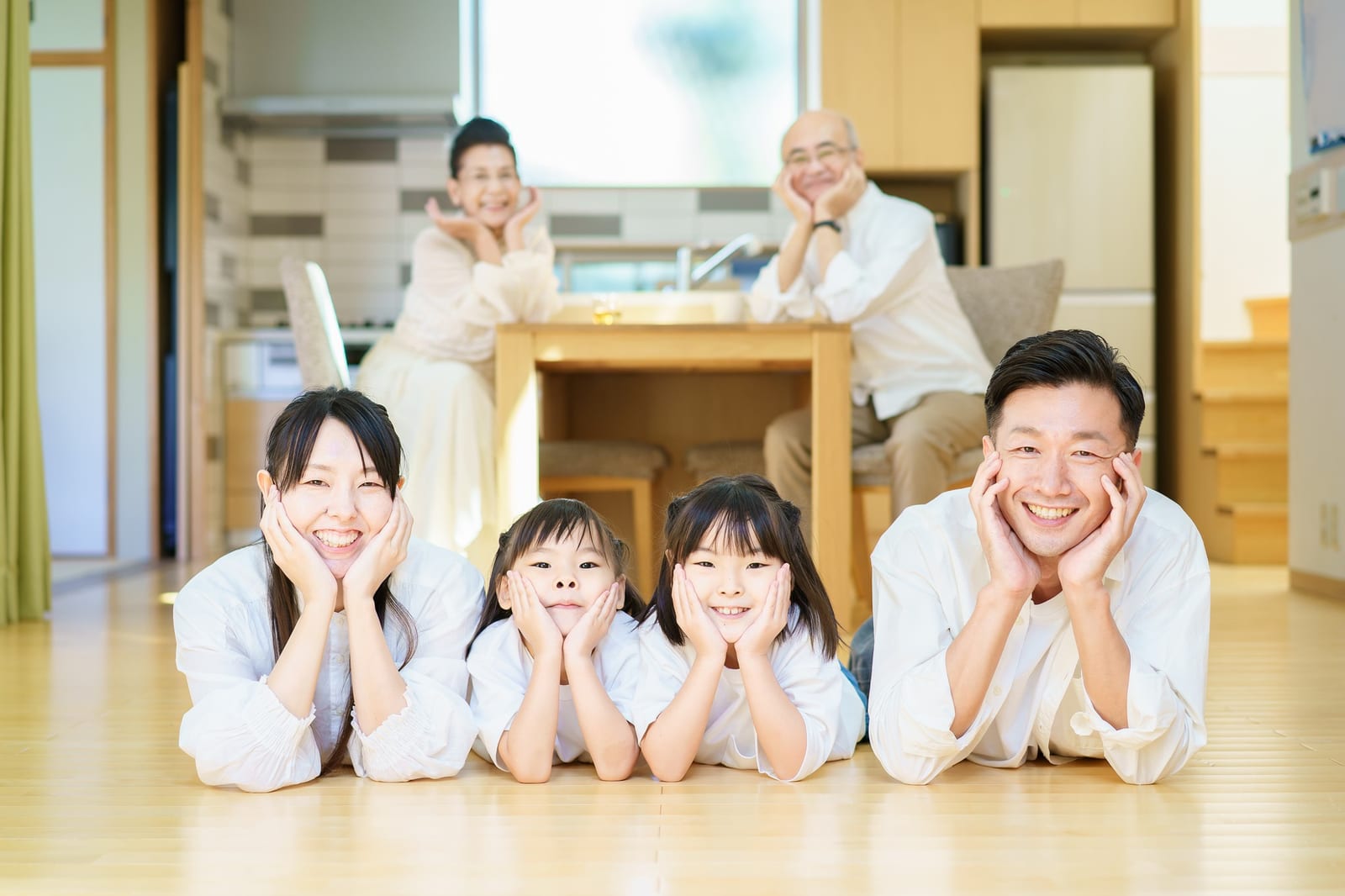祖父母と孫が居間でくつろぐ三世代家族
